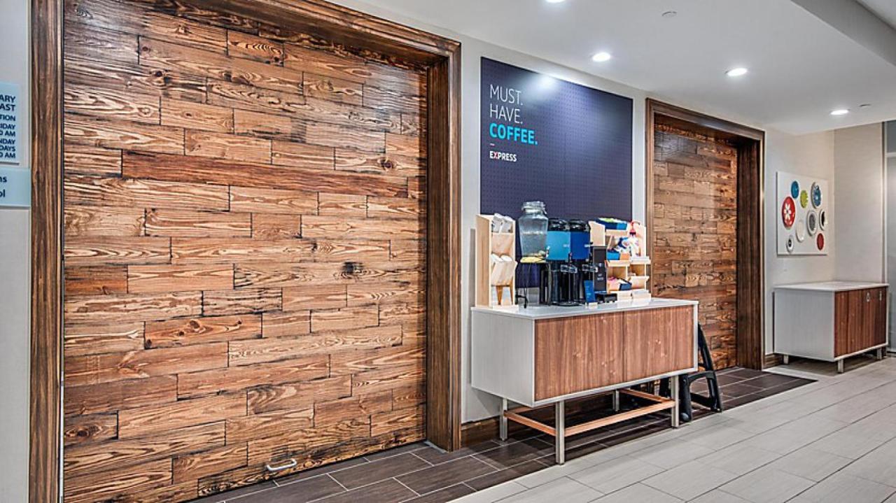 Holiday Inn Express Hotel & Suites Mount Pleasant By Ihg Екстериор снимка
