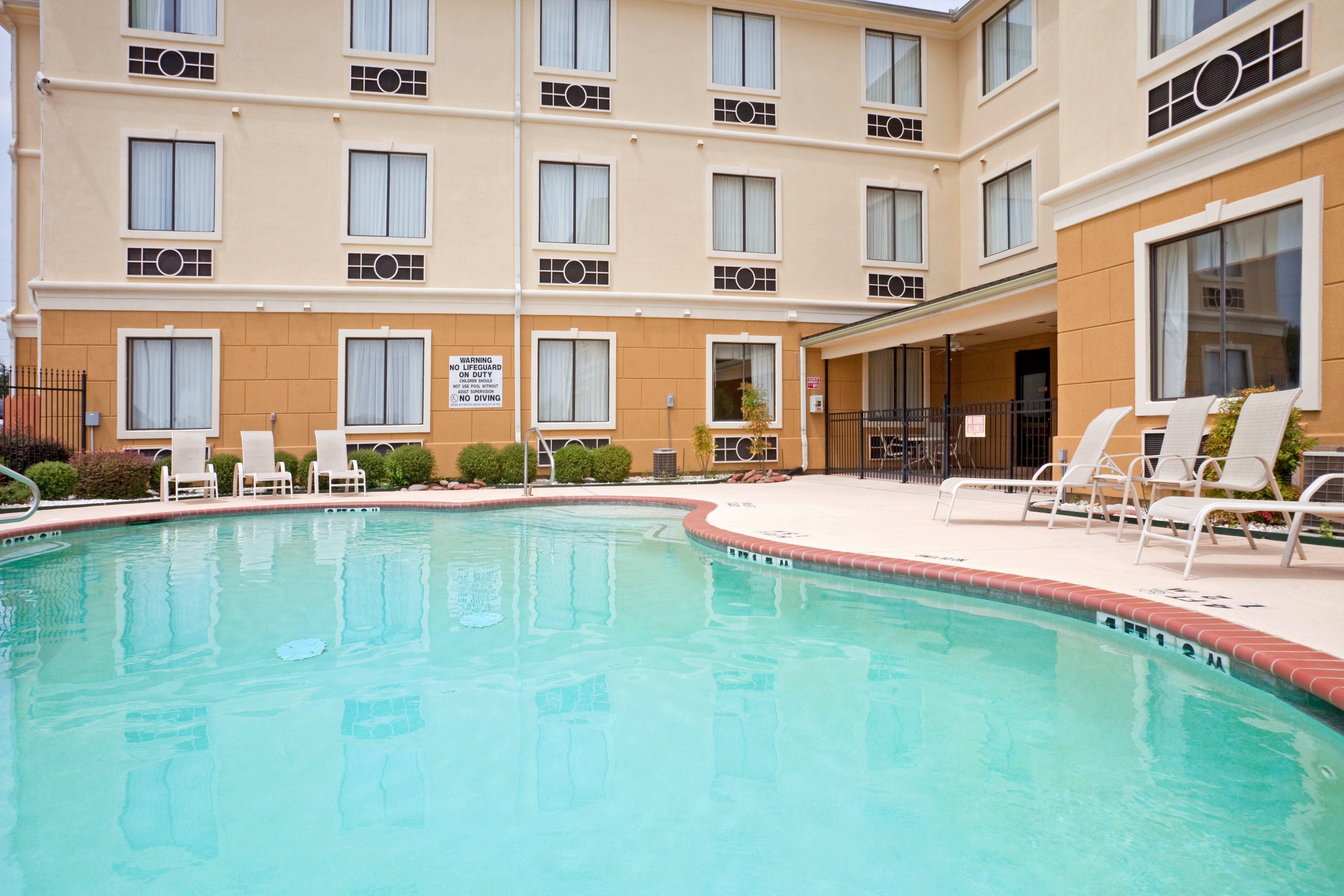 Holiday Inn Express Hotel & Suites Mount Pleasant By Ihg Екстериор снимка